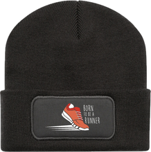 Charger l'image dans la galerie, Bonnet de running noir avec motif traces de pas, porté pour le sport en hiver.