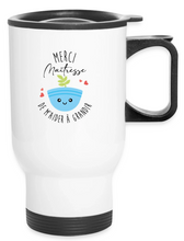 Laden Sie das Bild in den Galerie-Viewer, Mug thermos de voyage blanc avec poignée et couvercle noirs, portant l'illustration d'un petit pot de fleur souriant et l'inscription Merci Maîtresse de m'aider à grandir.
